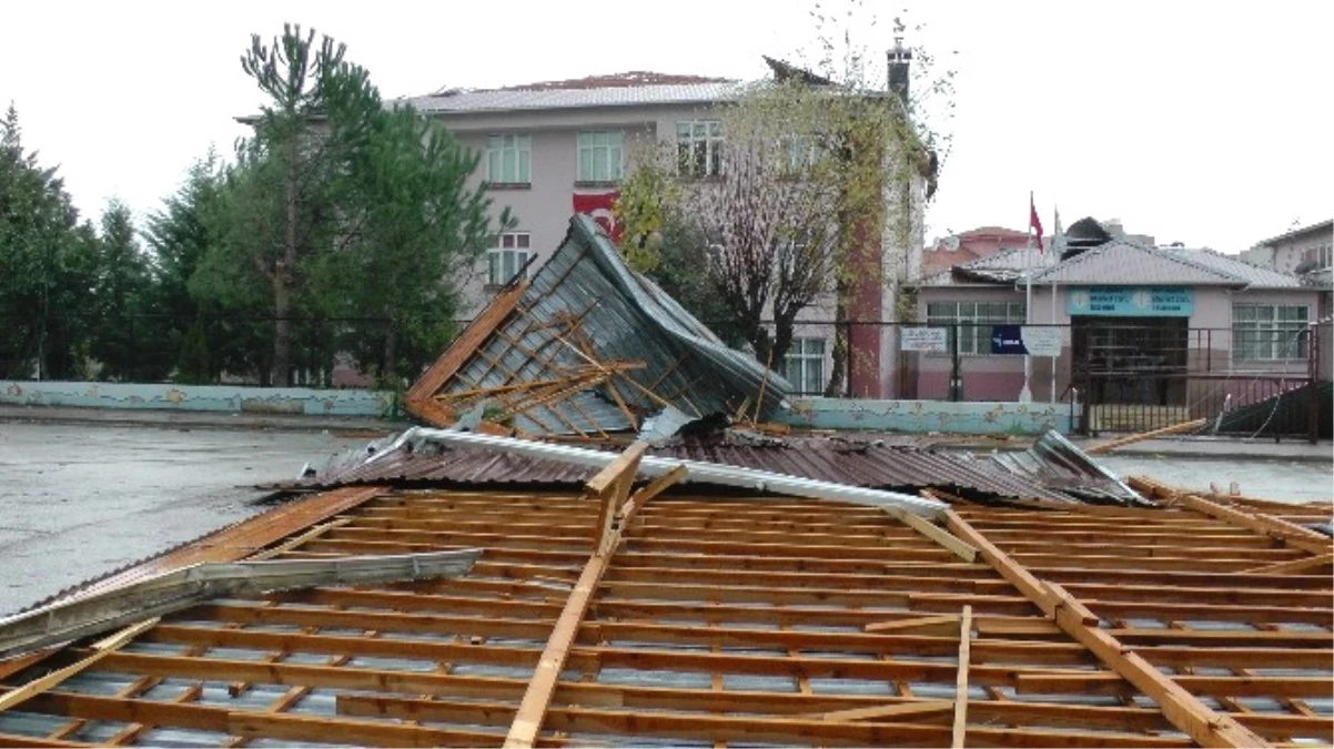 Akçakoca\'da Fırtına Okulun Çatısını Uçurdu