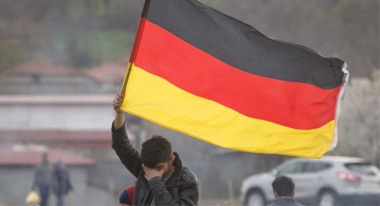 Almanya\'da Evsiz Gençler Pedofillere Emanet Edilmiş