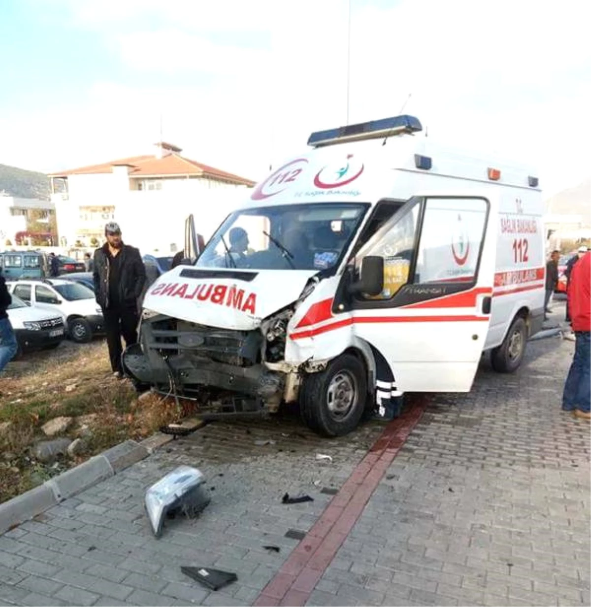 Ambulansla Otomobil Çarpıştı: 4 Yaralı