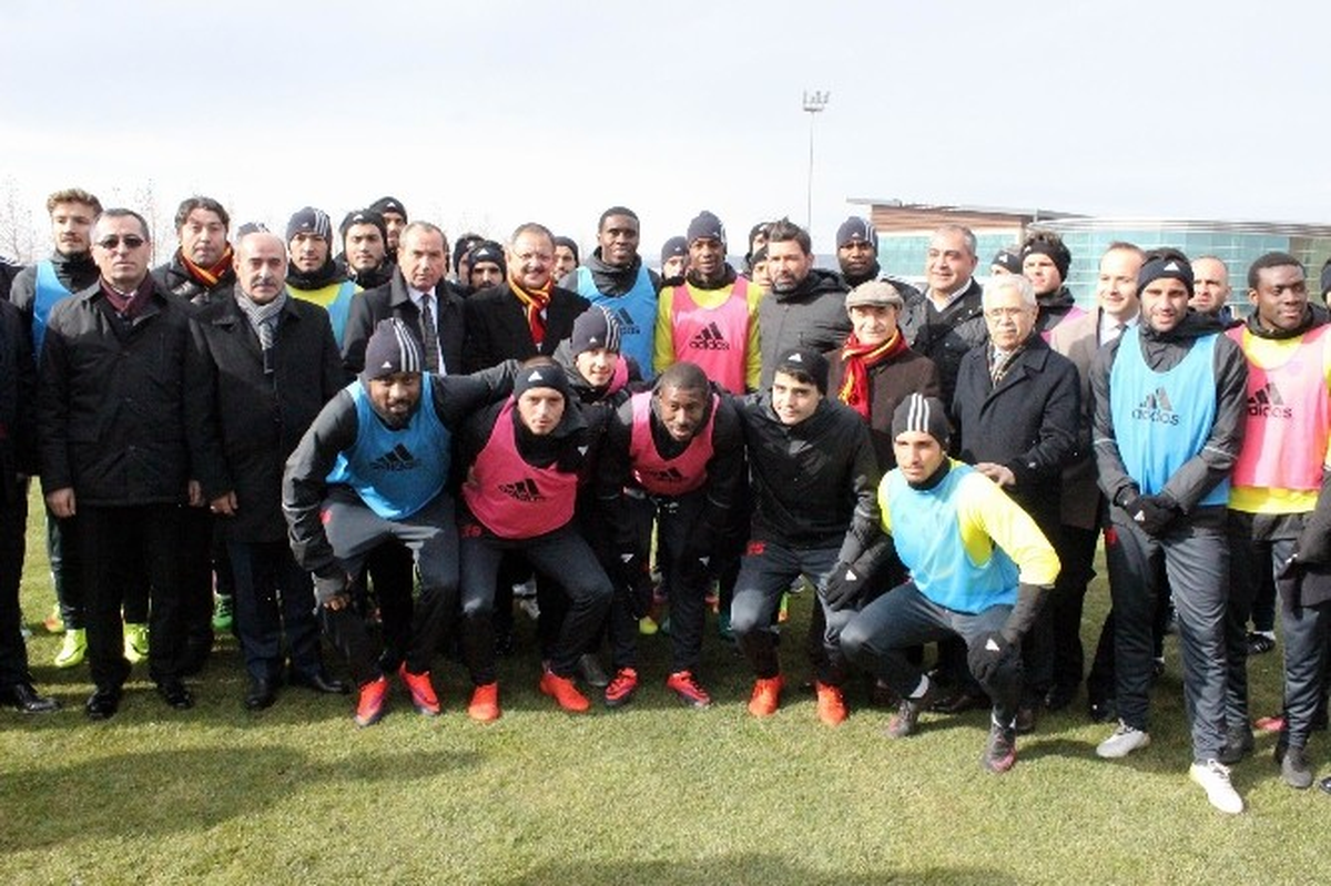 Bakan Özhaseki Kayserispor\'u Ziyaret Etti
