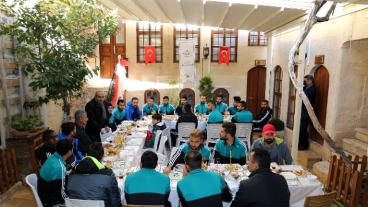 Başkan Kara, Kilis Belediyesporlu Futbolculara Kahvaltı Verdi