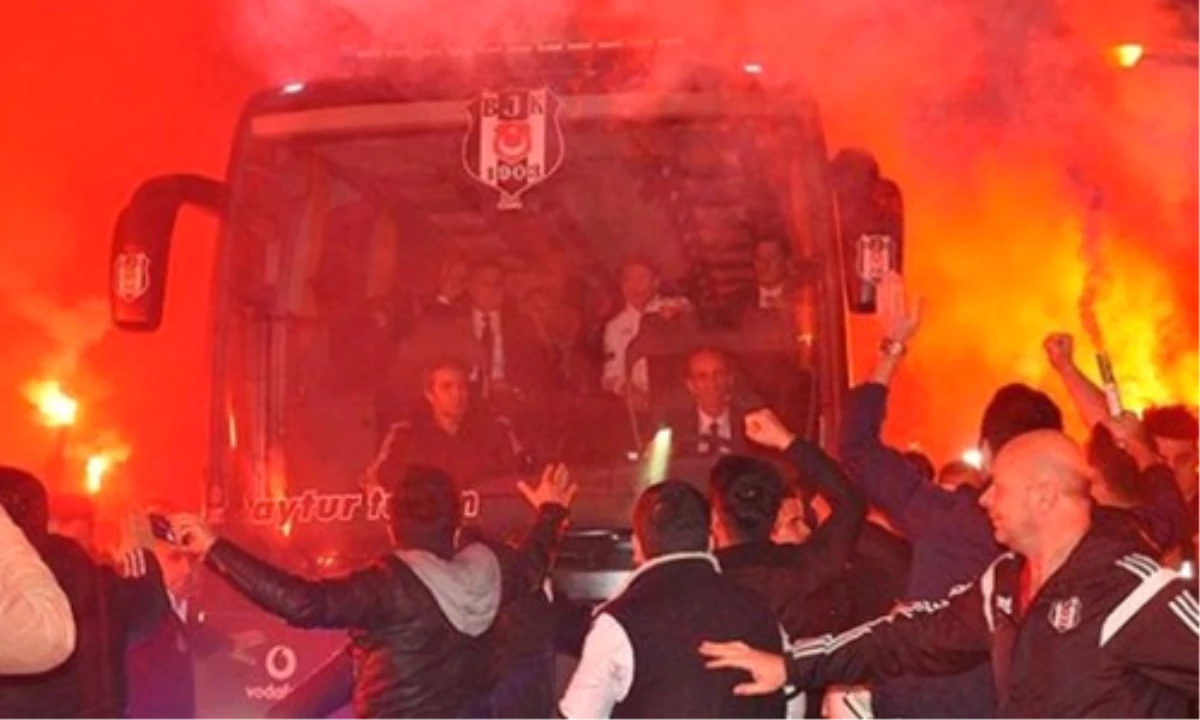 Beşiktaş\'a Ümraniye\'de Meşaleli Karşılama