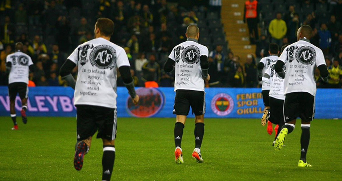 Beşiktaş, Fenerbahçe Maçı Isınmasına Chapecoense Tişörtleriyle Çıktı