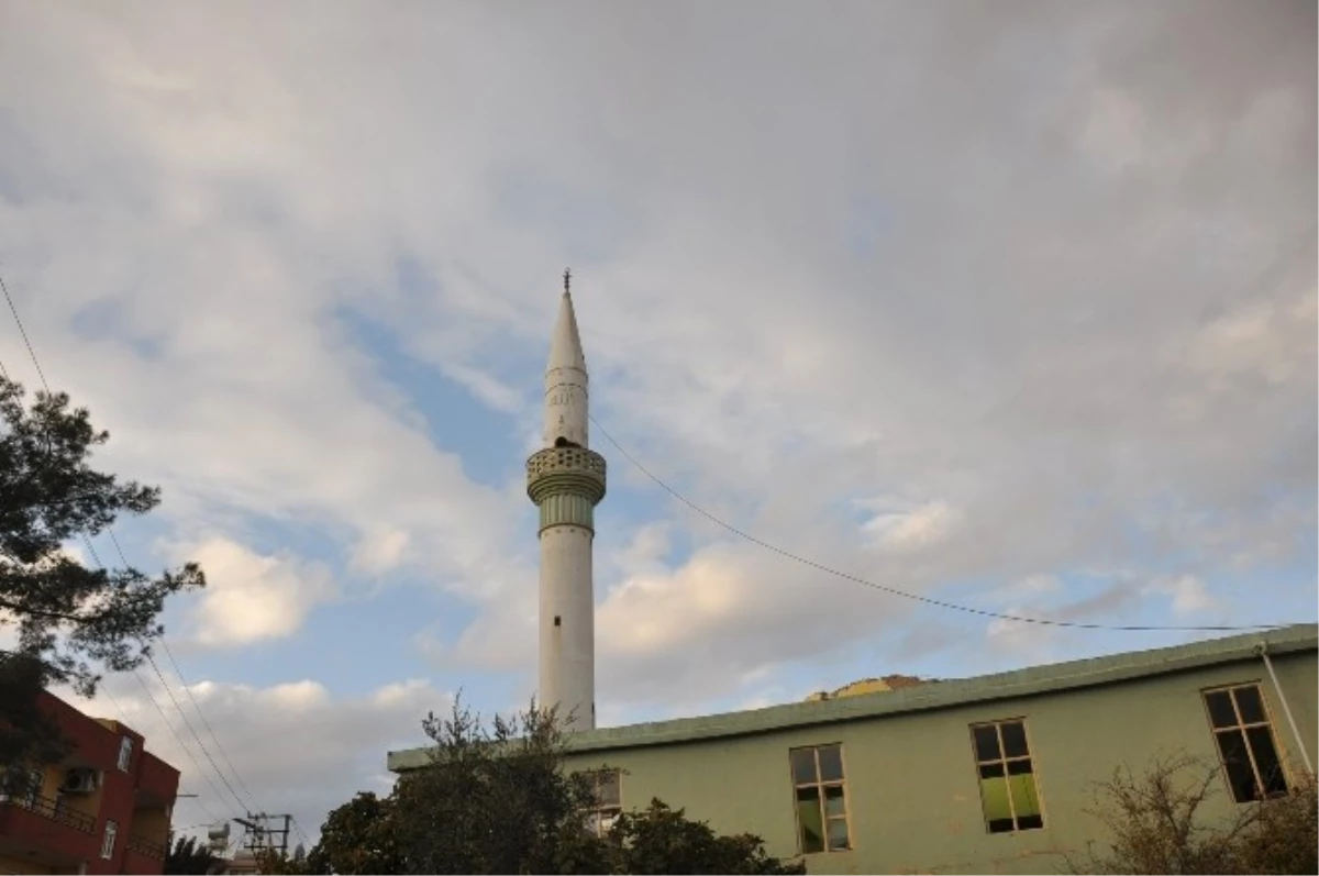 Ceylanpınar\'ın En Eski Camisinin Minaresi Yıkıldı