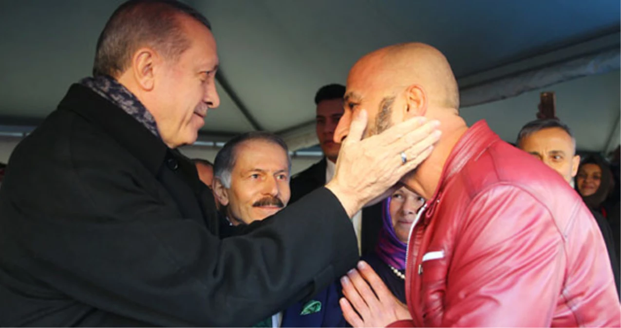 Cumhurbaşkanı Erdoğan Tankın Önüne Yatan Metin Doğan\'ın Yüzünü Böyle Sevdi!