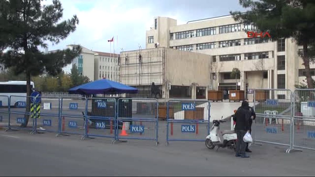 Diyarbakır\'da Büyükşehir Belediye Tabelası Yenilenmek Üzere Söküldü