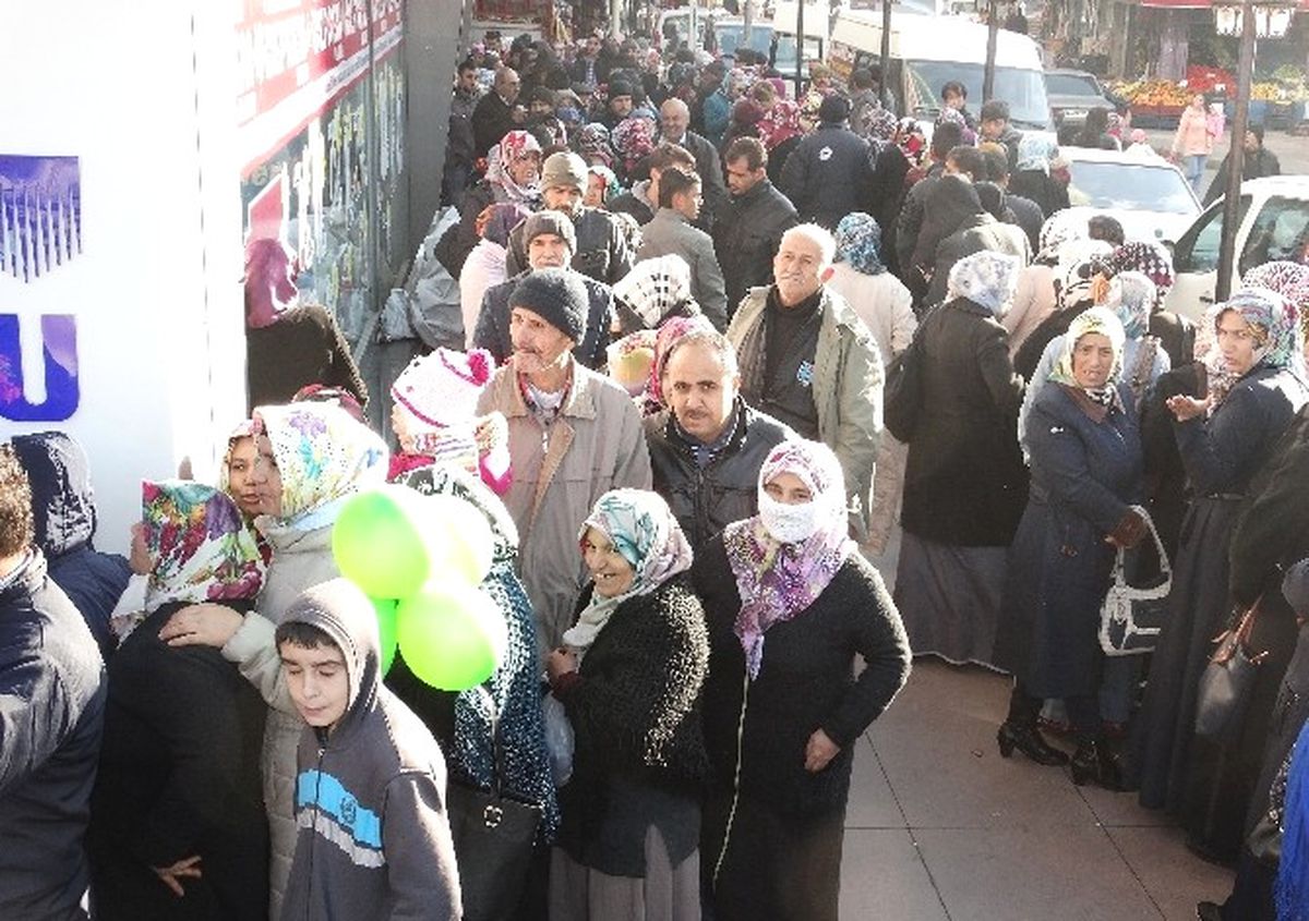 Dolarını Bozduran Mağazalara Koştu