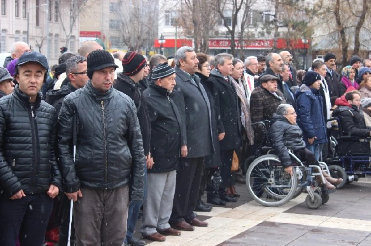 Engelliler Günü\'nde Atatürk Anıtına Çelenk
