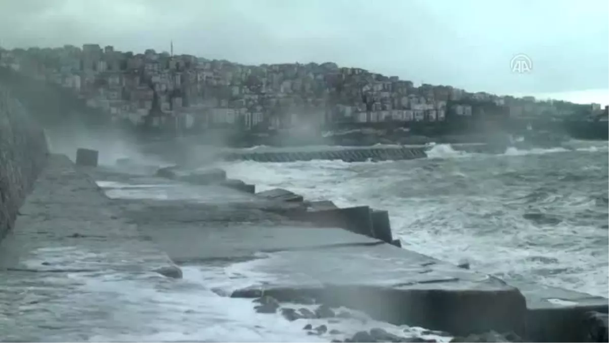 Fırtına Nedeniyle Balıkçılar ve Ro-Ro Gemileri Denize Açılamadı