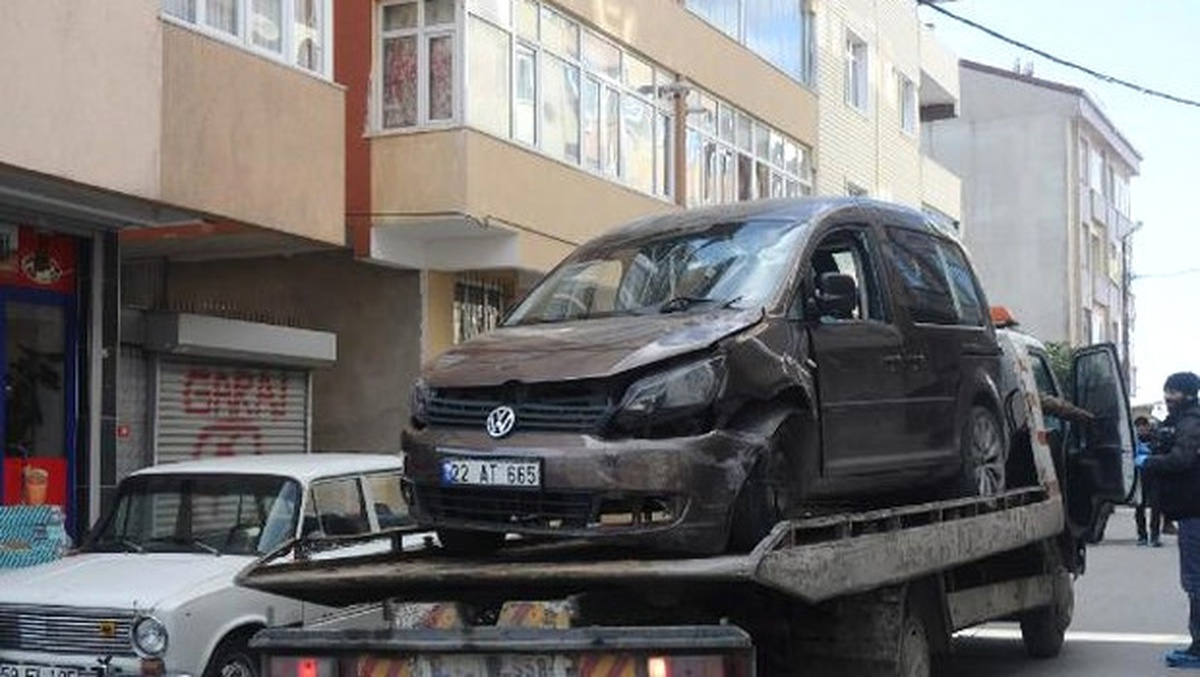 Gazi Mahallesi\'nde "Dur" İhtarına Uymayan Şüphelilerle Polis Çatıştı; 1 Ağır Yaralı