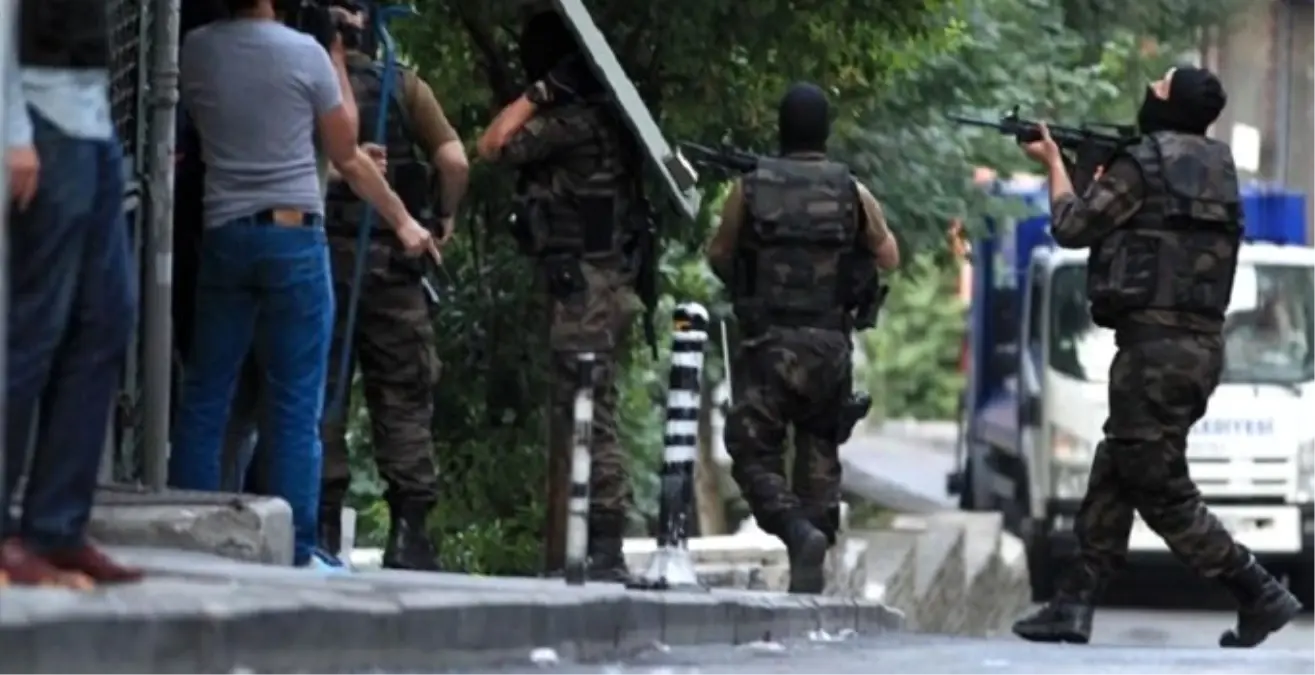 Gazi Mahallesi\'nde "Dur" İhtarına Uymayan Şüphelilerle Polis Arasında Çatışma: 1 Ölü (Geniş Haber)