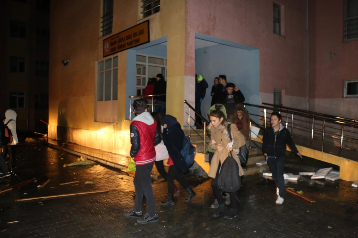 Gece Yarısı Faciadan Dönüldü! Öğrenci Pansiyonun Çatısı Uçtu, Camlar Kırıldı