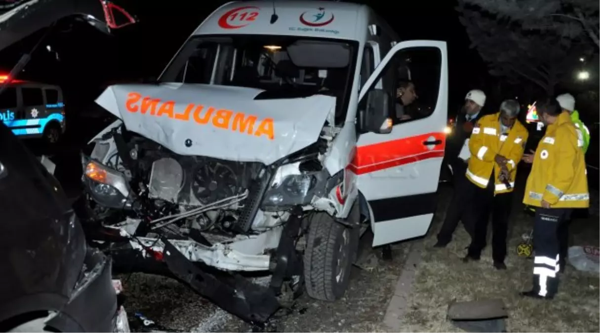 Hasta Taşıyan Ambulans Kaza Yaptı: 4 Yaralı