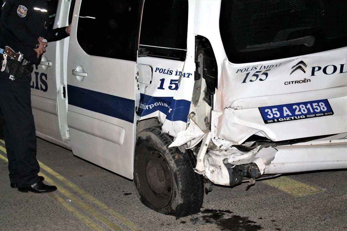 İzmir\'de Otomobil Polis Aracına Çarptı: 5 Yaralı