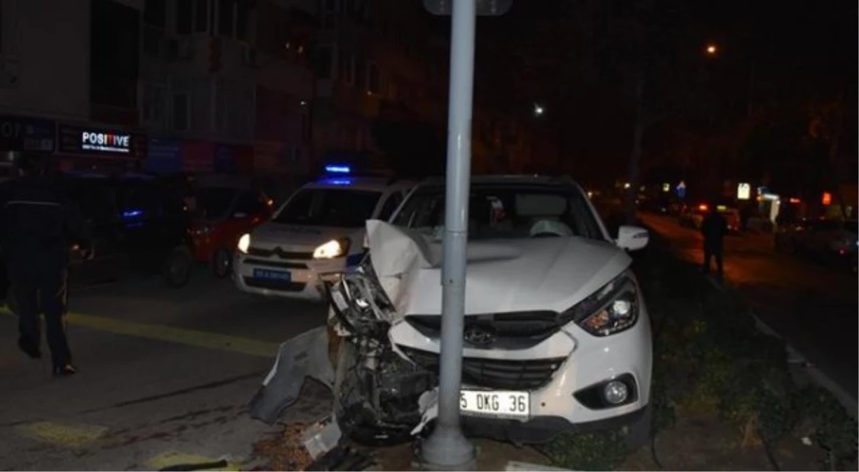 İzmir\'de Trafik Kazası: 2\'si Polis 5 Yaralı