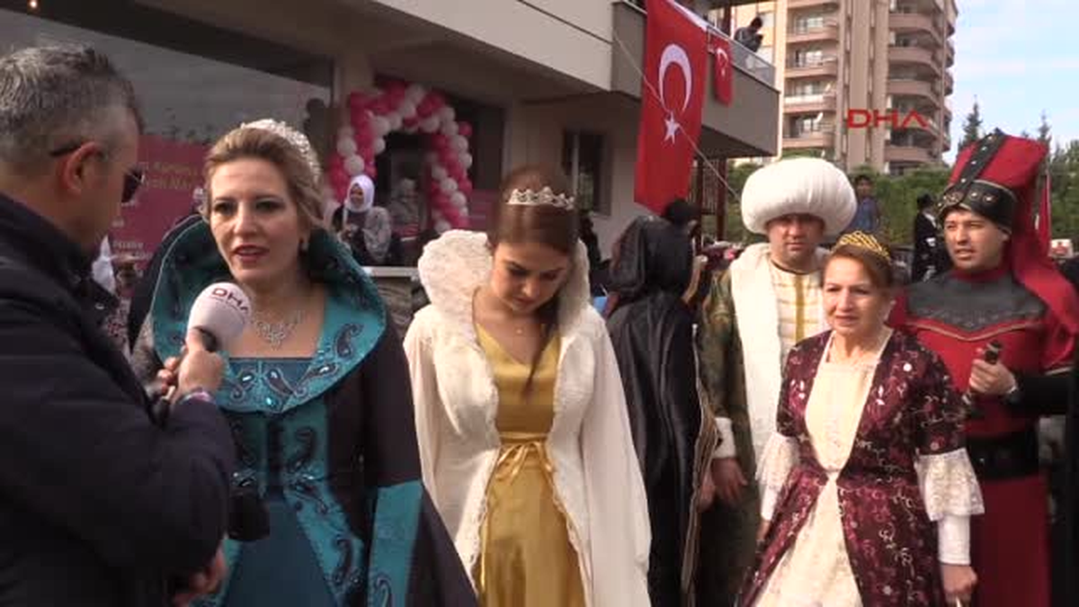 Izmir Masal Kahramanı Kostümleri Ile Yürüdüler