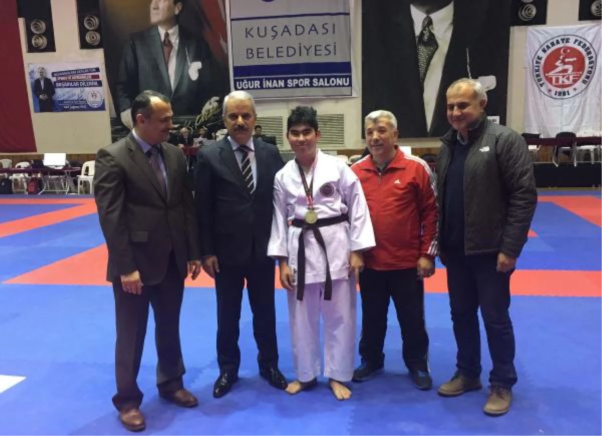 Karate Şampiyonası Açılışında Engelli Yiğit\'ten Gösteri