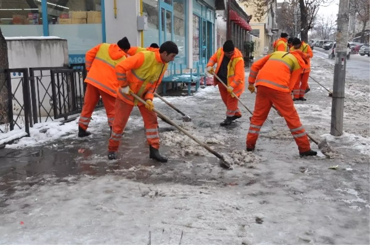 Kars Belediyesi Kaldırım ve Caddelerin Buz ve Karını Temizliyor