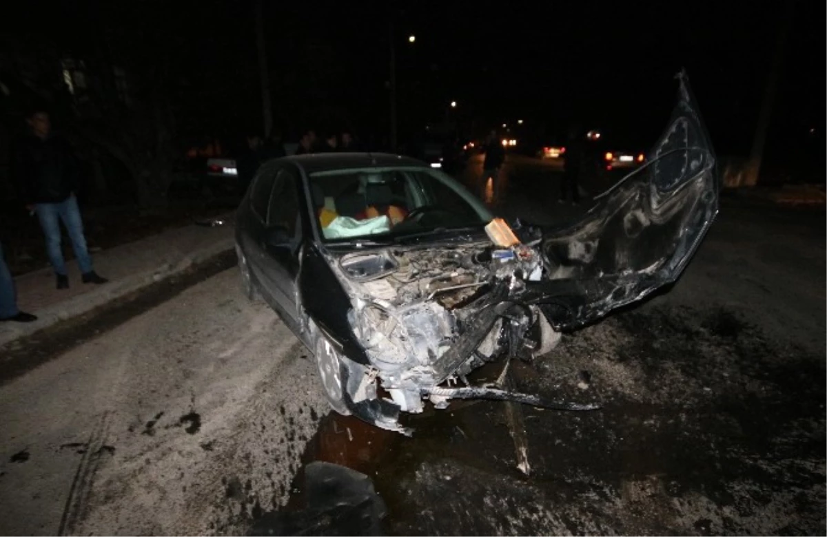 Konya\'da İki Otomobil Çarpıştı: 8 Yaralı