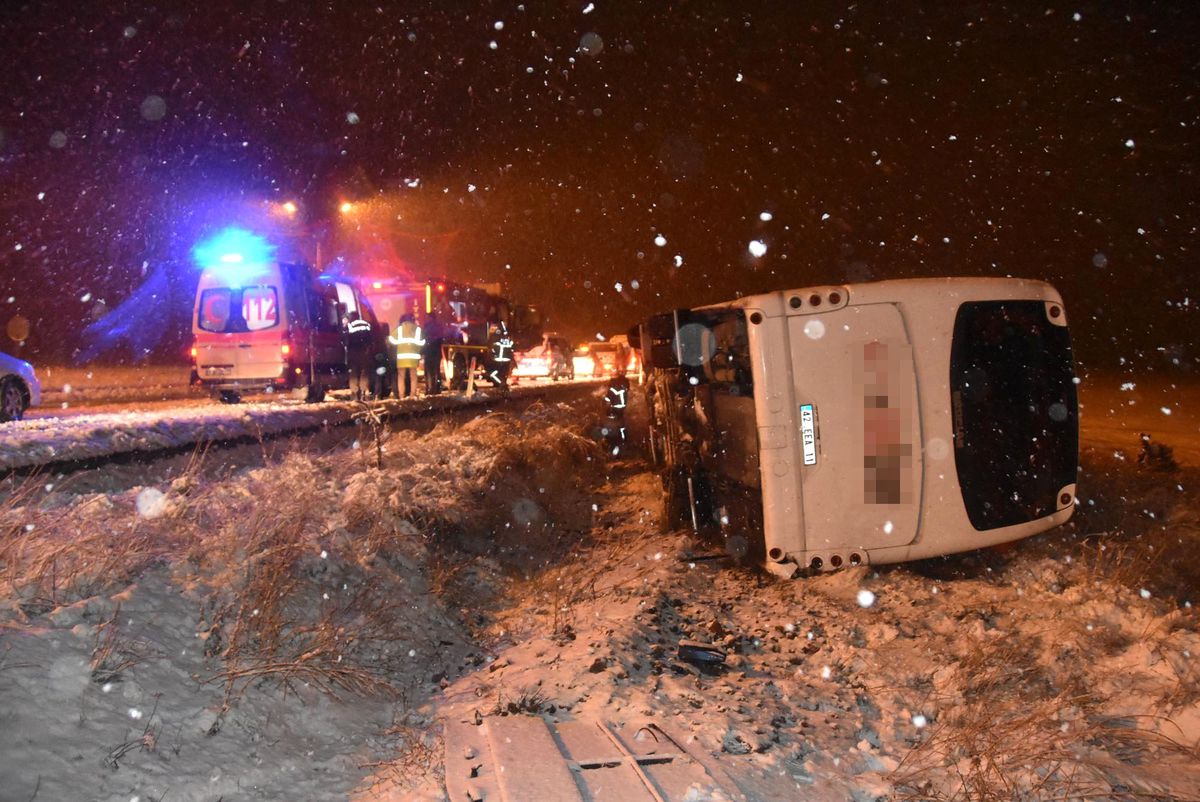 Kütahya\'da Yolcu Otobüsü Devrildi: 8 Yaralı