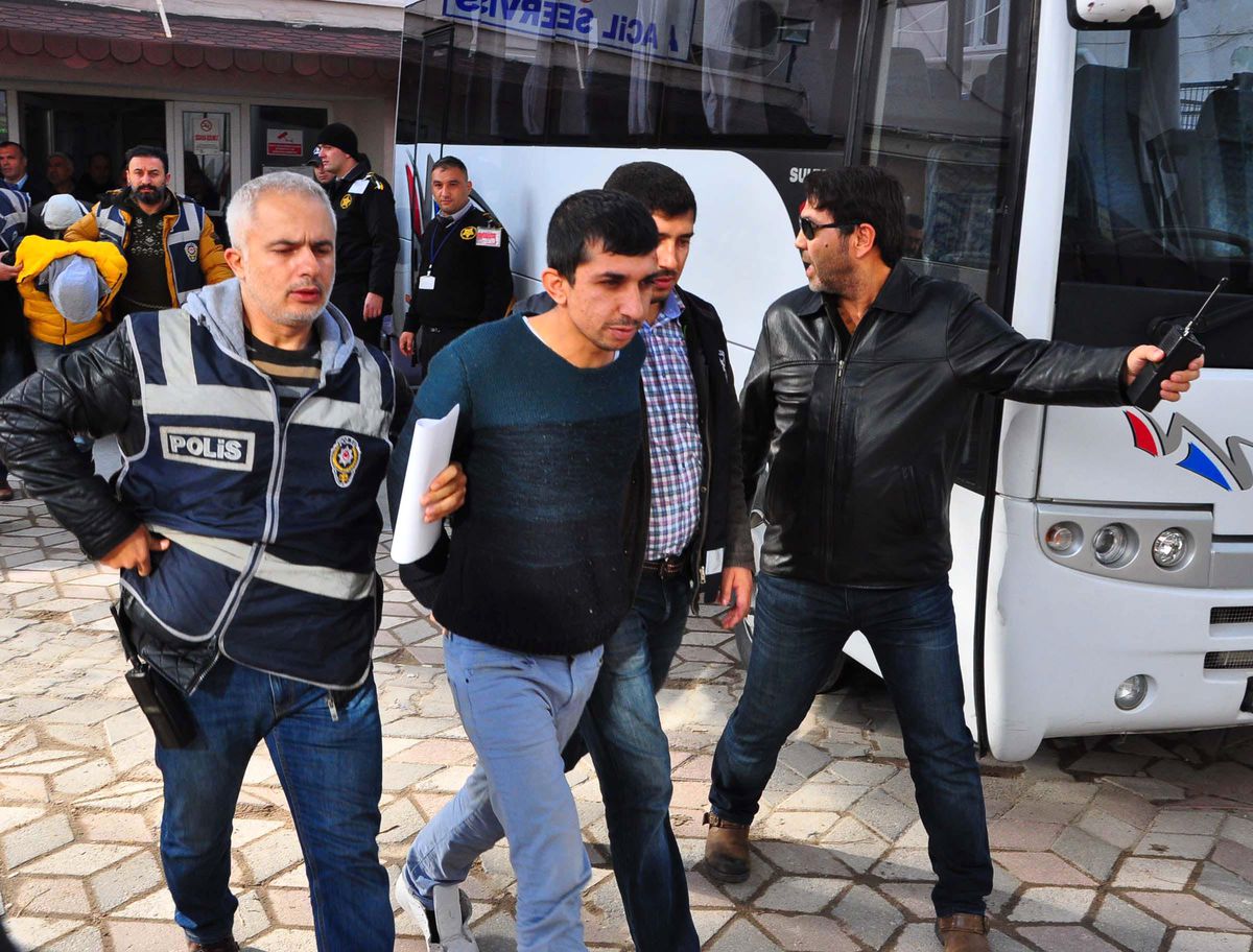Manisa\'da Silahlı Çatışma Şüphelilerinden 6\'sı Adliyede