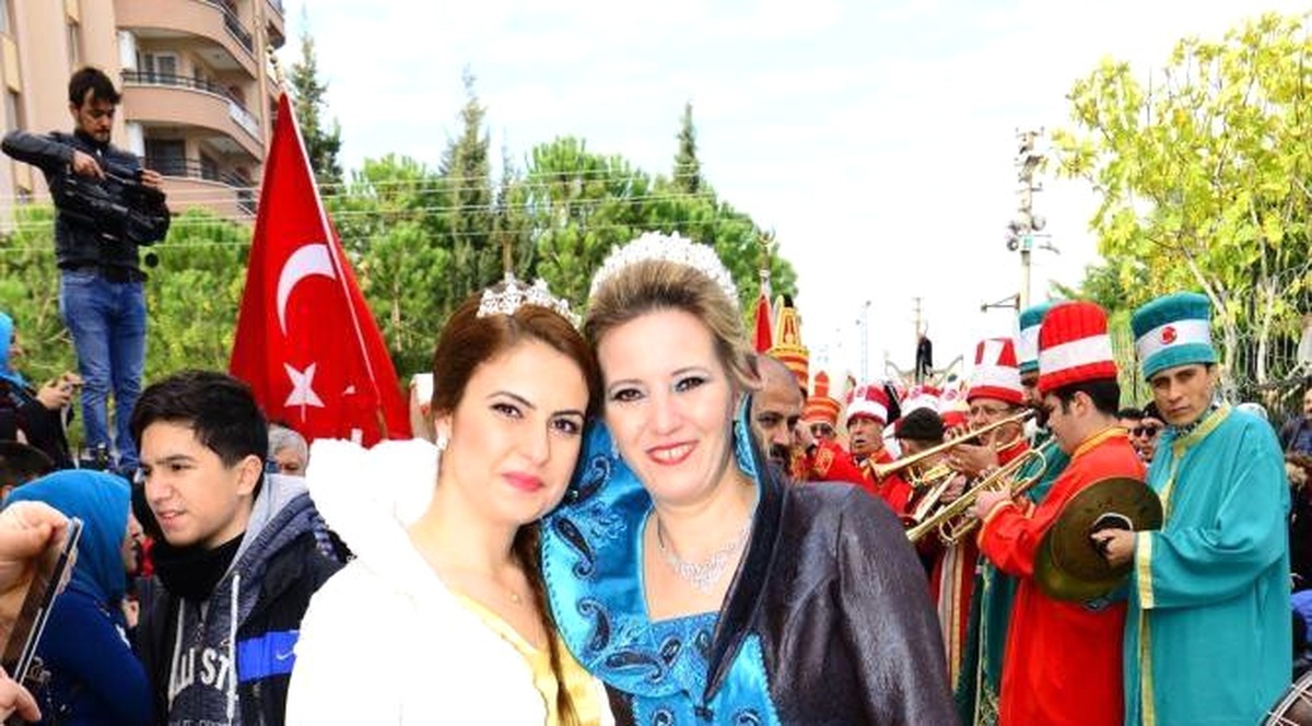 Masal Kahramanı Kostümleri ile Yürüdüler