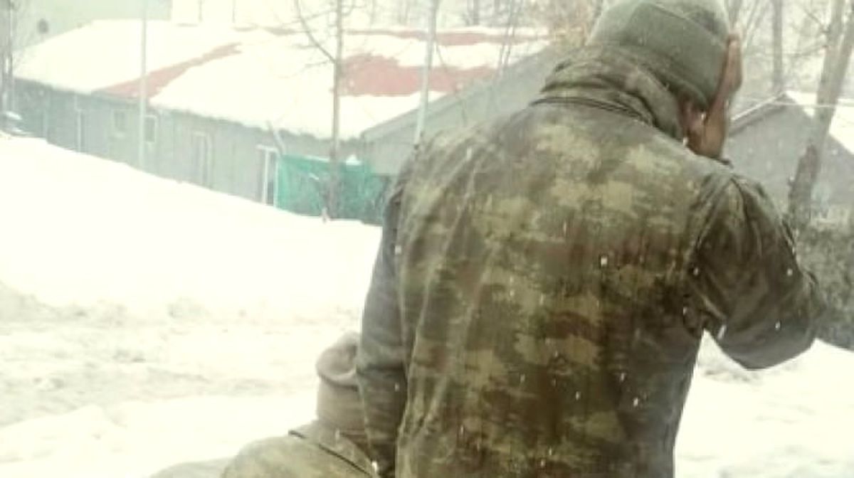 Mehmetçik, Yüksekova'da Kar Üstünde Namaz Kıldı