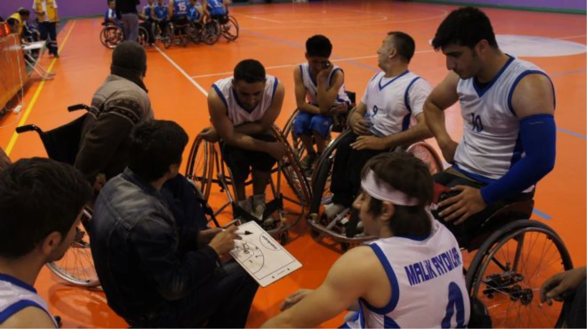 Muş\'ta Engellilerle Farkındalık Basketbol Maçı