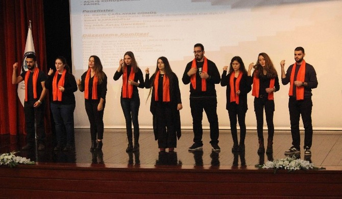 İstiklal Marşı\'nı İşaret Diliyle Okudular