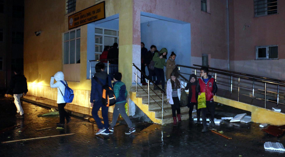 Pansiyonun Çatısı Uçtu, 38 Lise Öğrencisi Tahliye Edildi
