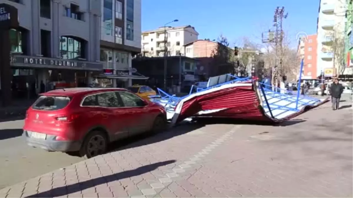 Rüzgarın Uçurduğu Çatı Araçların Üzerine Düştü