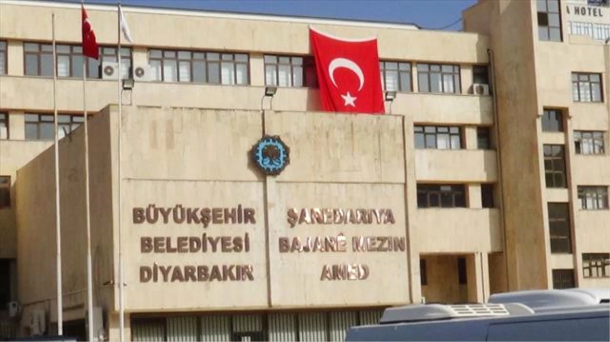 Operasyon Sonrası Şemdinli Belediyesi\'ne Türk Bayrakları Asıldı