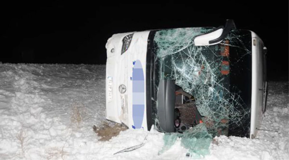 Sivas\'ta Buzlu Yol Kazası: 33 Yaralı 2