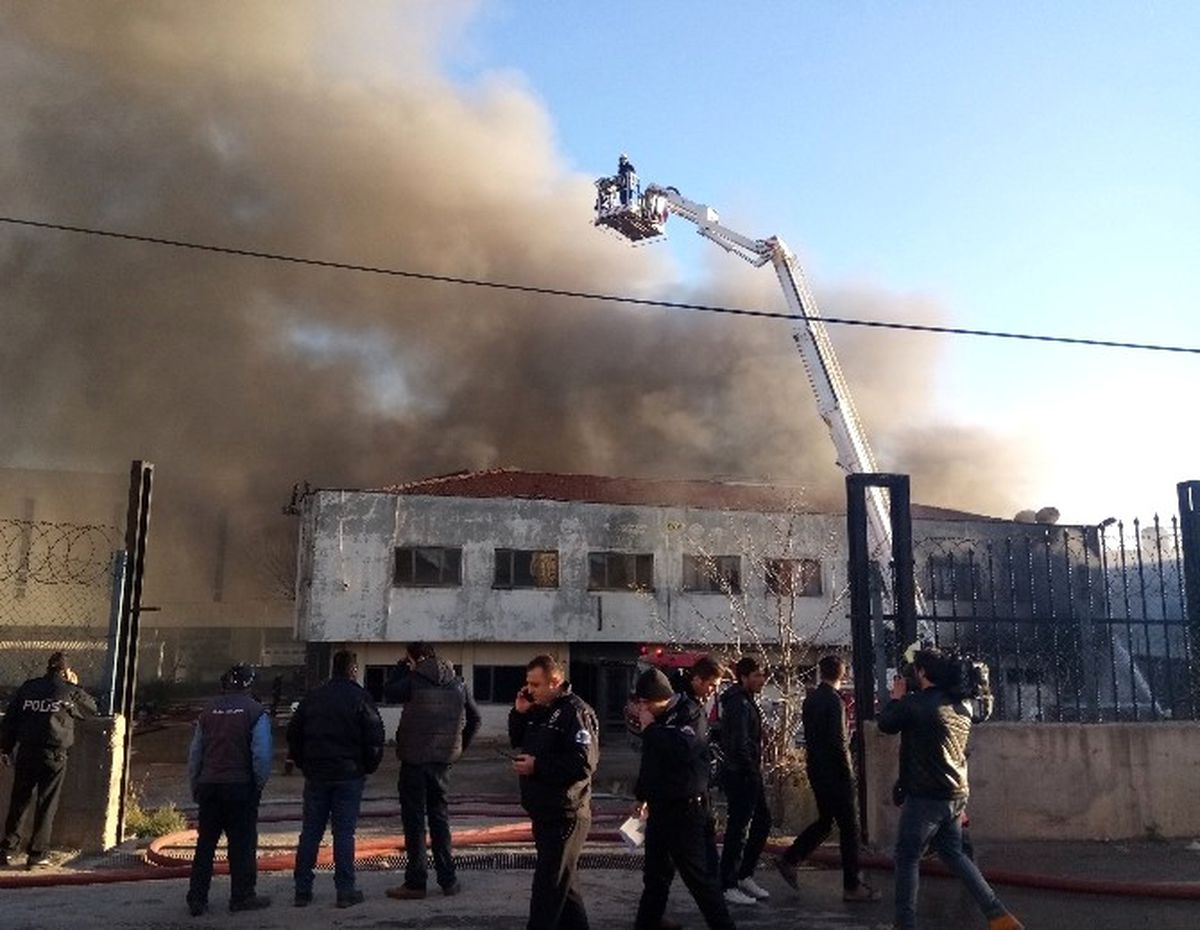 Tuzla\'da Sünger Fabrikasında Yangın Çıktı