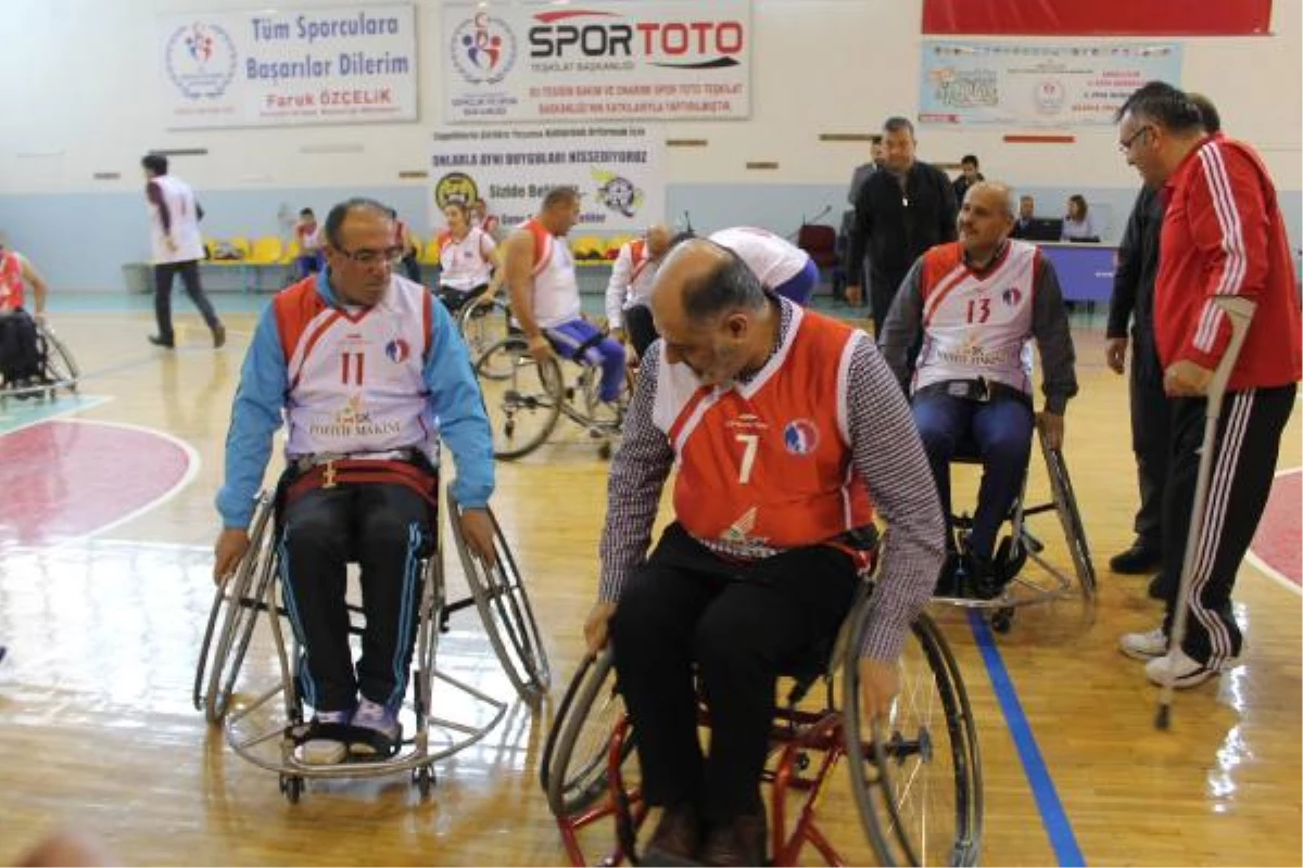 Vali ve Milletvekili Tekerlekli Sandalyede Engellilerle Basketbol Oynadı