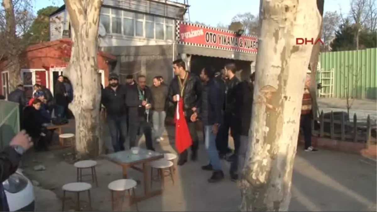 15 Temmuz Gazileri Cumhurbaşkanı Erdoğan\'ın Evinin Önünde Toplandı