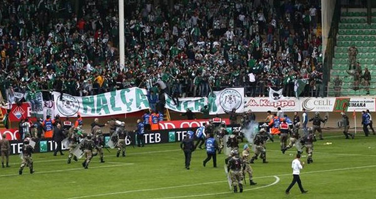 Alanya-Konya Maçı Sonrası Taraftarlar Kavga Etti, Sahaya Jandarma Girdi