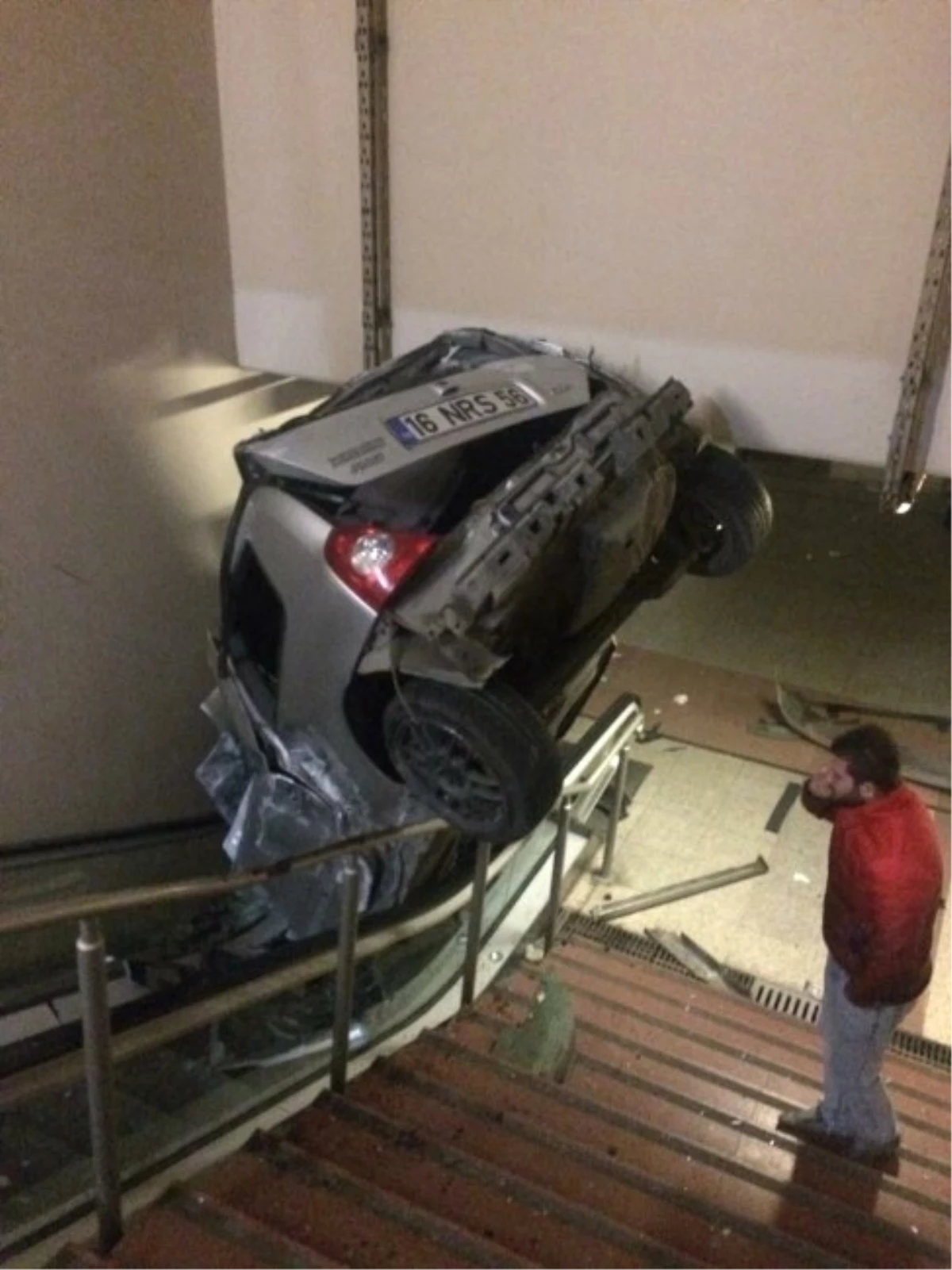 Araba Kontrolden Çıktı Metro İstasyonuna Girdi