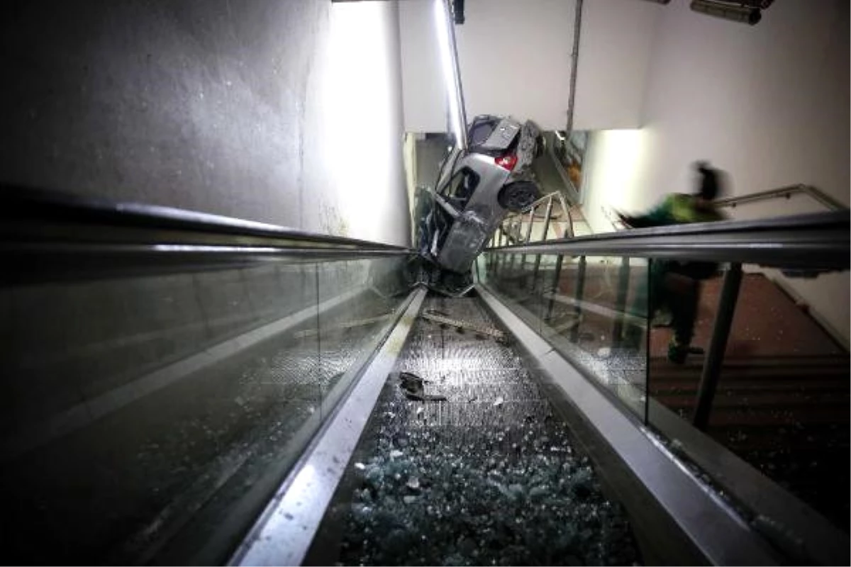 Aşırı Hızda Kontrolden Çıkan Otomobil Metronun Yürüyen Merdivenine Girdi