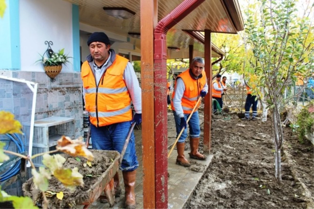 Ayvalık\'ta Sel Felaketinin Ardından Yaralar Sarılmaya Çalışılıyor