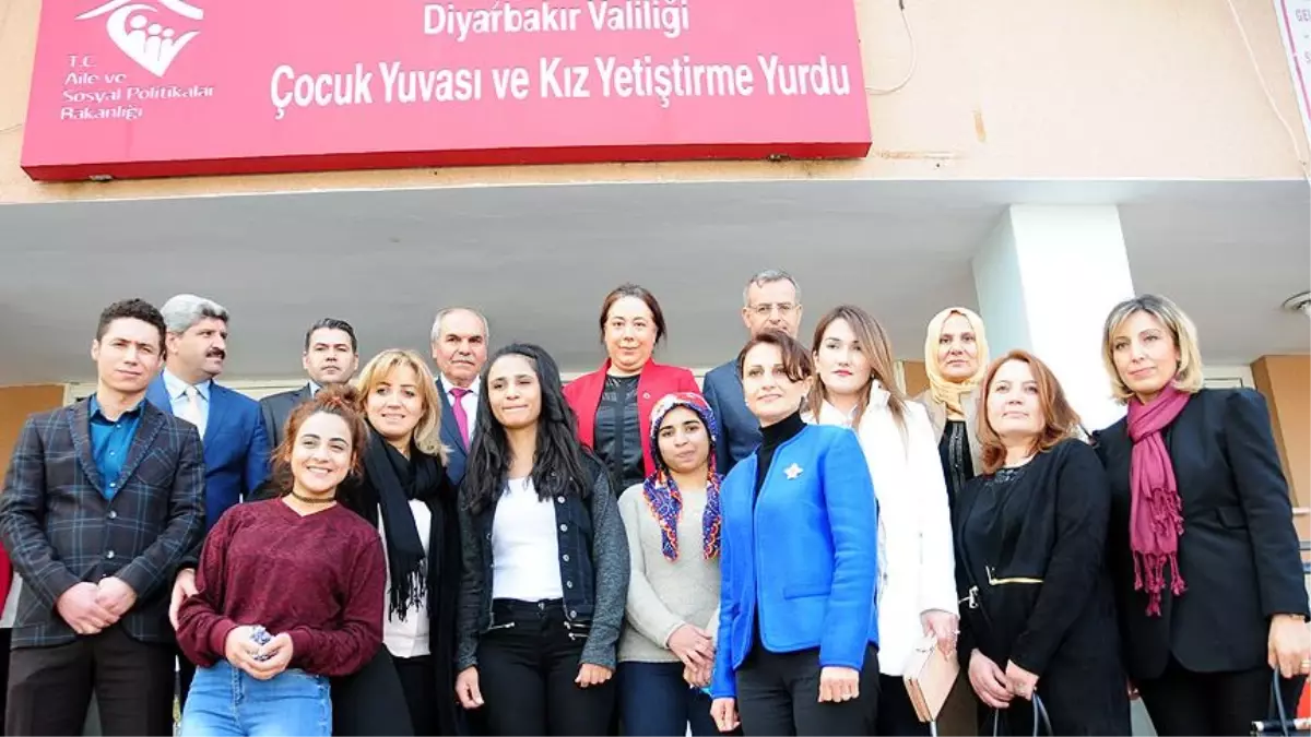 Bakan Soylu\'nun Eşi, Diyarbakır\'da Çocuk Yuvasını Ziyaret Etti