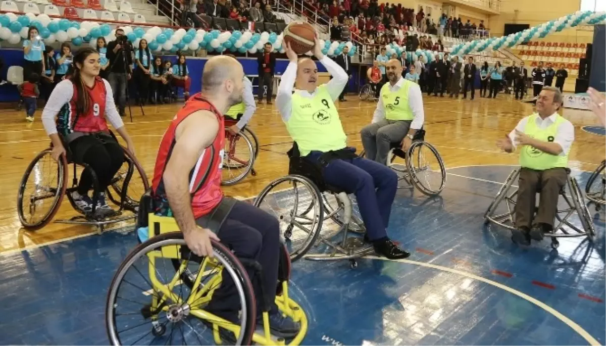 Belediye Başkanı Tekerlekli Sandalye ile Basketbol Oynadı