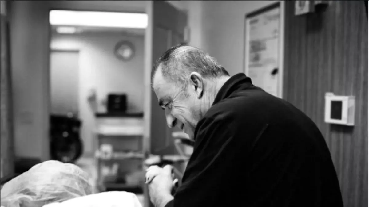 Buse Terim\'in Doğumundan Duygulandıran Görüntü: Bir El Vardı, Baba Eli