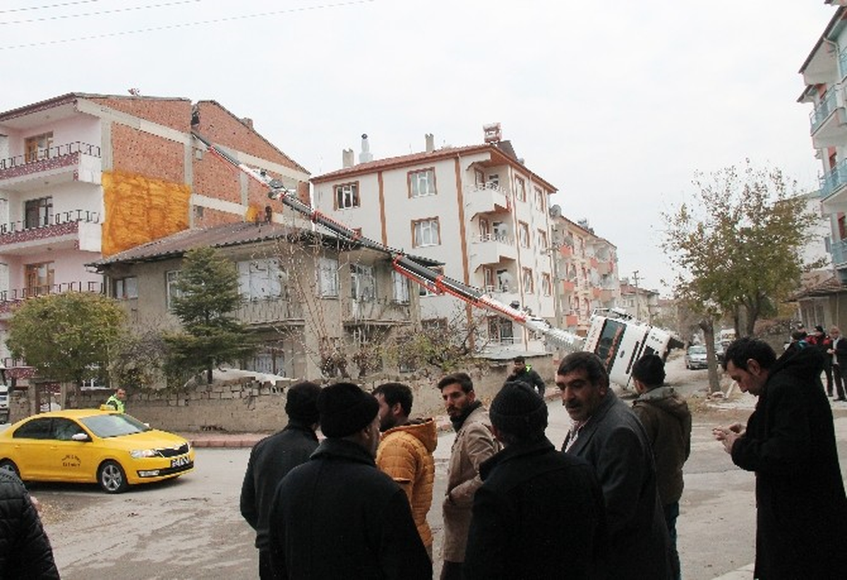 Elazığ\'da Devrilen Vinç 2 Binaya Zarar Verdi