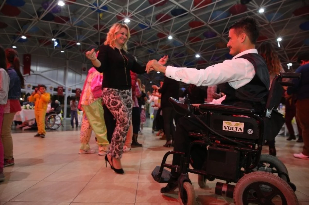 Finike\'de Engelli Vatandaşlar Doyasıya Eğlendi