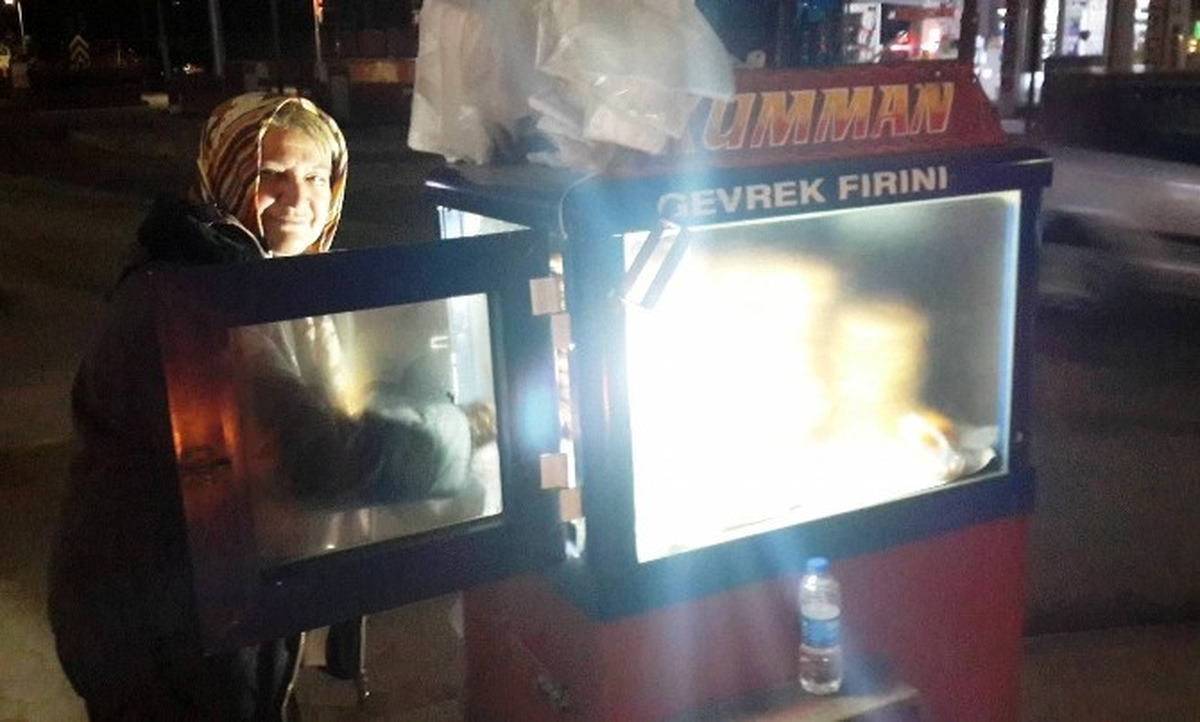 Gevrek Kraliçesi\' Lütfiye Teyze 10 Yıldır Gece Gündüz Gevrek Satıyor