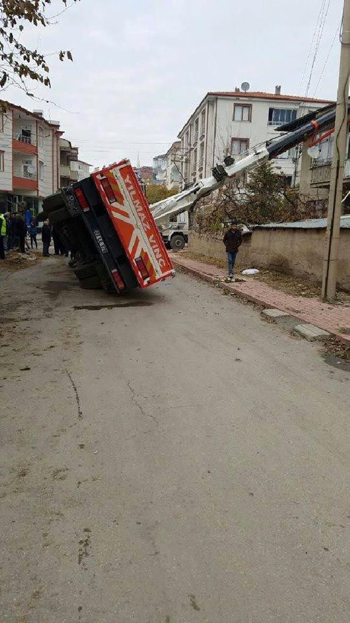 Hidrolik Arızası Yapan Vinç, Evlerin Üzerine Devrildi