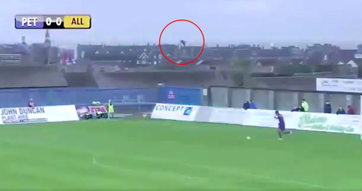 İskoçya Ekibi Peterhead'in Kalecisi Graeme Smith, Degajla Kuş Vurdu