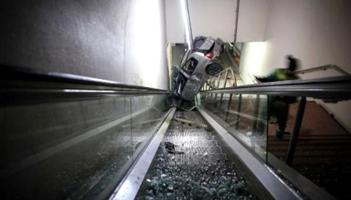 Kontrolden Çıkarak Metro Girişine Uçtu
