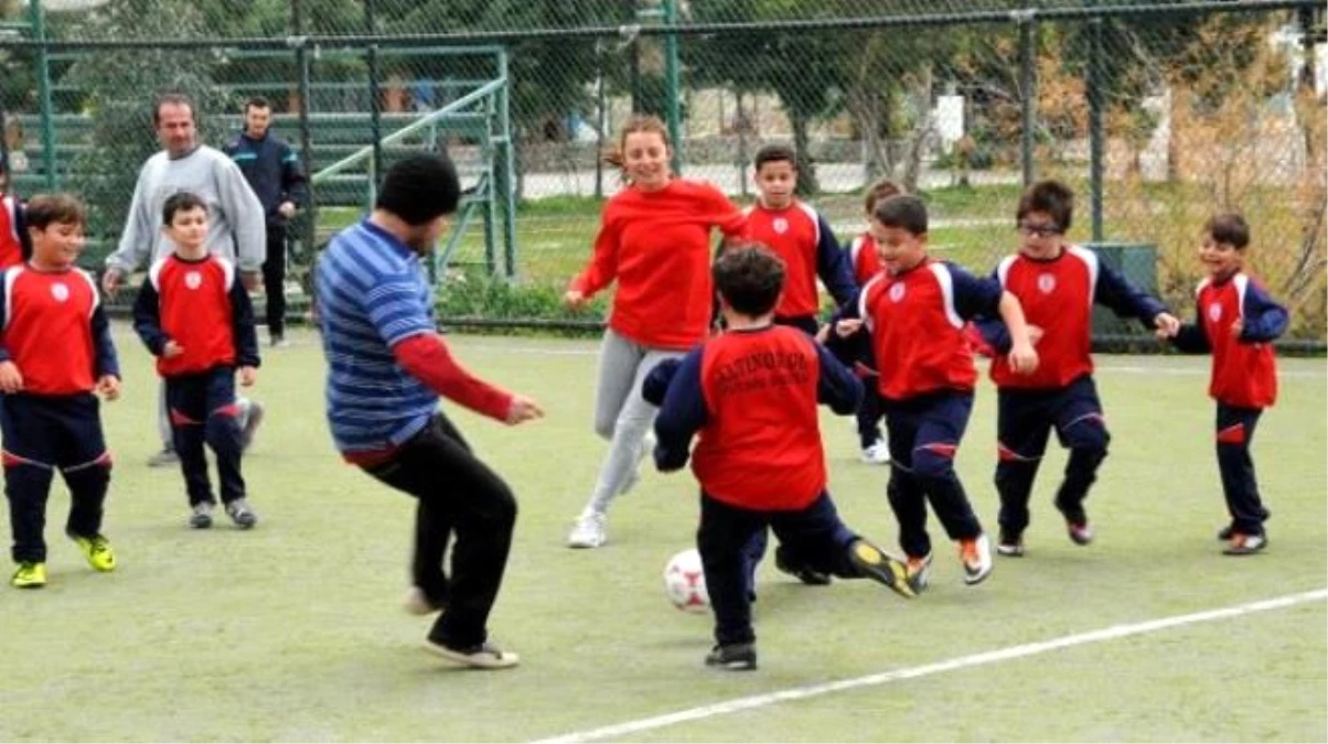 Minik Futbolcuların Rakipleri Velileri Oldu